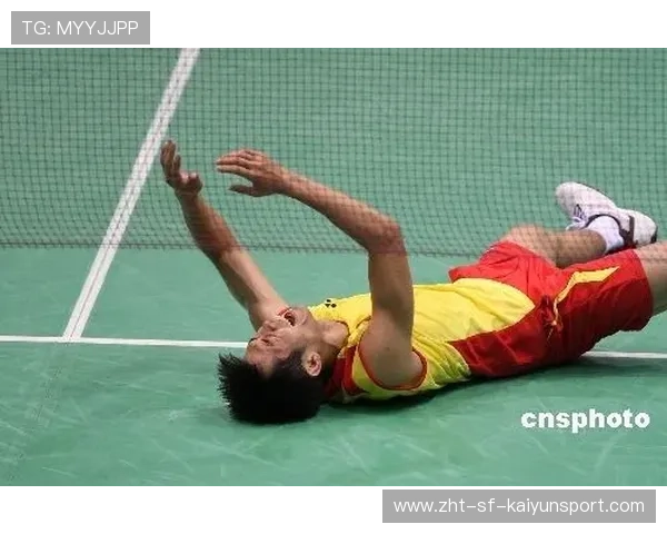 羽毛球男单打到抽筋倒地